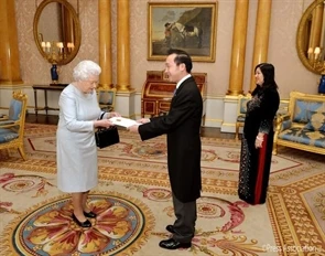 El embajador vietnamita en Reino Unido e Irlanda del Norte, Nguyen Van Thao, presenta cartas credenciales a la reina Isabel II. (Foto: VNA)